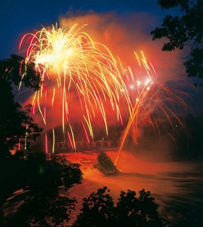 «Fire on the rocks» – Feuerwerk am Rheinfall