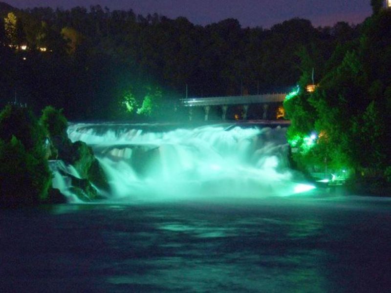 St. Patrick’s Day: Der Rheinfall erstrahlt in grün